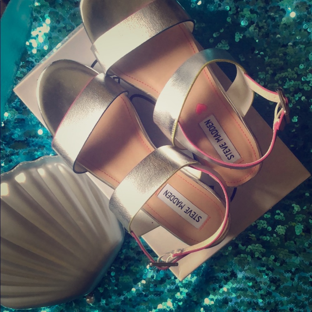 Metallic Silver sandals for big girls 💕